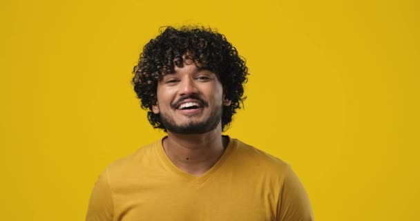 Genç Hintli Adam Sallayarak Selam Veriyor Birisi Turuncu Stüdyo Arka — Stok video