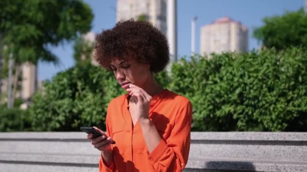 Vonzó Fiatal Afro Amerikai Hallgat Zenét Fülhallgató Használata Okostelefon Város — Stock videók