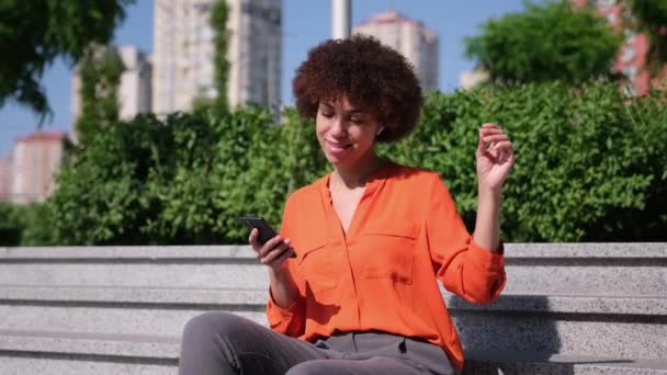 Atractiva Joven Afroamericana Mujer Escuchando Música Uso Auriculares Teléfono Inteligente — Vídeo de stock