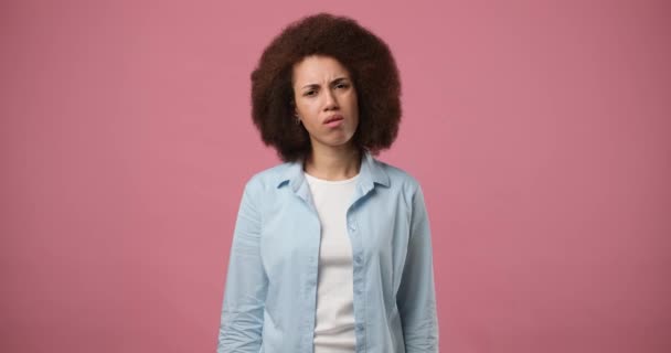 Fáradt Unatkozó Afro Amerikai Unatkozik Csalódott Rossz Hírek Elszigetelve Rózsaszín — Stock videók