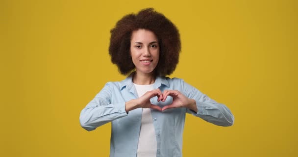 Счастливая Молодая Африканская Американка Показывающая Жест Сердечных Рук Изолированный Фоне — стоковое видео