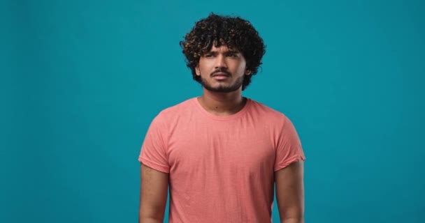 Gefrustreerd Geïrriteerd Geïrriteerd Jonge Indiaanse Man Tonen Niet Willen Horen — Stockvideo