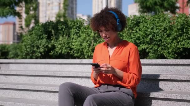 Vonzó Fiatal Afro Amerikai Hallgat Zenét Fülhallgató Használata Okostelefon Város — Stock videók