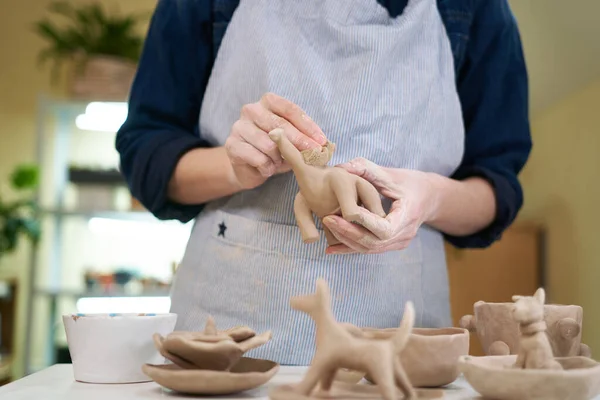 Mulher Esculpe Uma Estatueta Dsnossauro Barro Por Mãos Close Estúdio — Fotografia de Stock