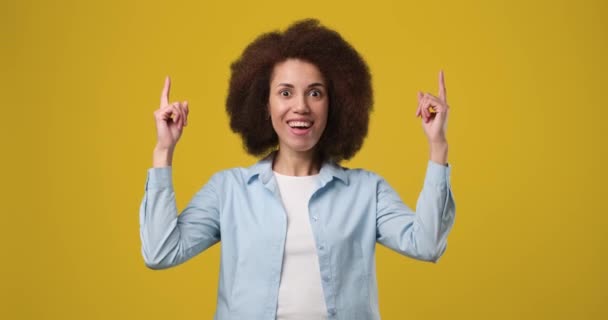 Szczęśliwa Afroamerykanka Wskazująca Pusty Obszar Reklamowy Komercyjny Napis Nad Głową — Wideo stockowe