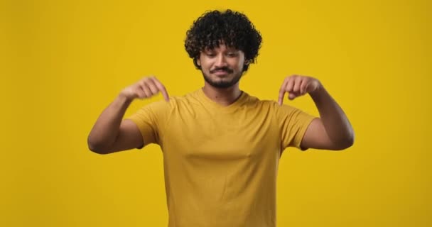Yaşlardaki Genç Hintli Adam Turuncu Stüdyo Arka Planında Izole Edilmiş — Stok video