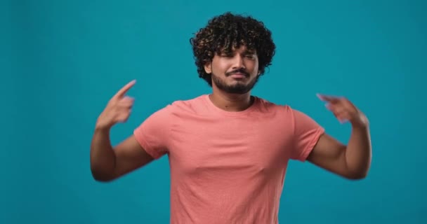Sinirli Sinirli Genç Hintli Bir Adam Jest Yapıp Dinlemek Istemiyor — Stok video