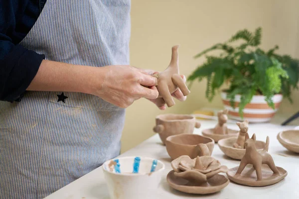 Mulher Esculpe Uma Estatueta Dsnossauro Barro Por Mãos Close Estúdio — Fotografia de Stock
