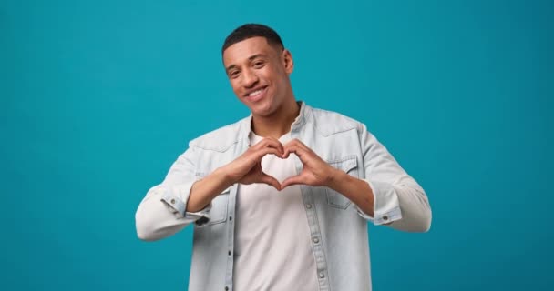 Junger Afrikanisch Amerikanischer Mann Zeigt Ein Symbol Herzform Mit Händen — Stockvideo