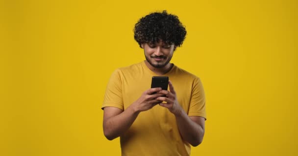 Jonge Glimlachende Dure Indiaanse Man Met Behulp Van Mobiele Telefoon — Stockvideo