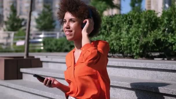 Attraktiv Ung Afrikansk Amerikansk Kvinna Lyssnar Musik Hörlurar Använda Smartphone — Stockvideo