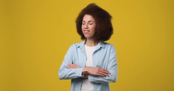 年轻的非洲裔美国女人在空旷的模拟空间展示广告或产品放置 双手被隔离在橙色工作室背景下 Dci 2X慢动作 — 图库视频影像