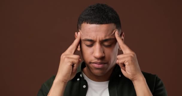 Smutné Stres Obavy Africký Američan Necítí Dobře Vyčerpaný Vypořádat Bolestivou — Stock video
