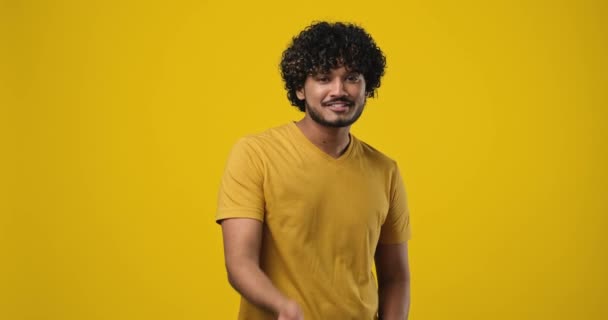 Genç Hintli Adam Hava Öpücüğü Veriyor Gülümsüyor Turuncu Stüdyo Arka — Stok video