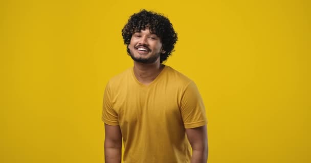 Sorridente Uomo Indiano Barbuto Gesto Cuore Dimostra Segno Amore Esprime — Video Stock