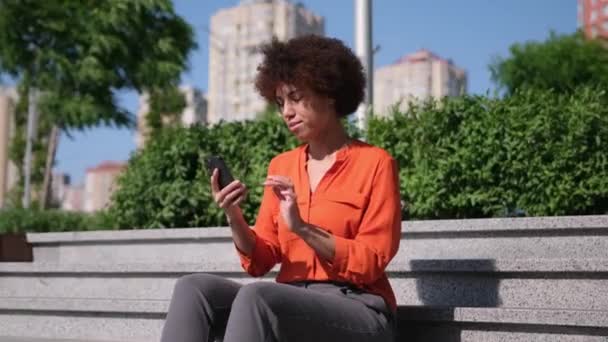 Boldog Fiatal Afro Amerikai Hogy Egy Videohívást Mosolygó Beszél Integető — Stock videók