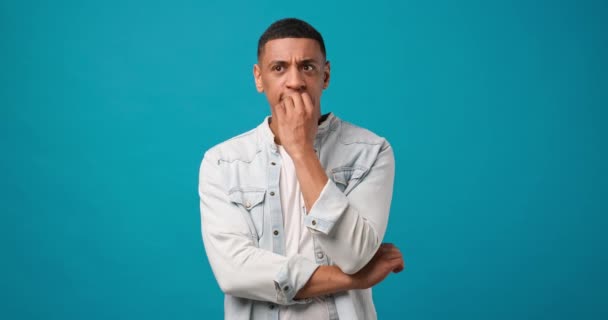 Pensativo Hombre Afroamericano Confundido Inclinado Mano Que Tiene Dudas Pensando — Vídeo de stock