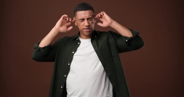 Joven Hombre Afroamericano Cubriendo Oídos Quieren Escuchar Nada Pie Sobre — Vídeo de stock