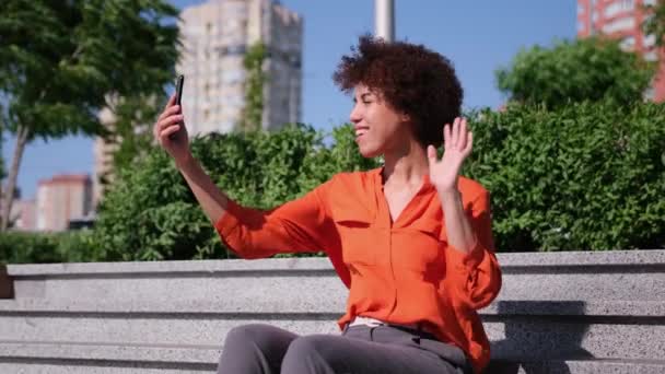 Glad Ung Afrikansk Amerikansk Kvinna Som Ringer Ett Videosamtal Som — Stockvideo