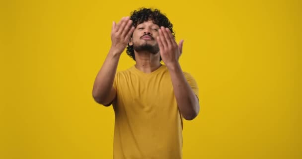 Genç Hintli Adam Hava Öpücüğü Veriyor Gülümsüyor Turuncu Stüdyo Arka — Stok video