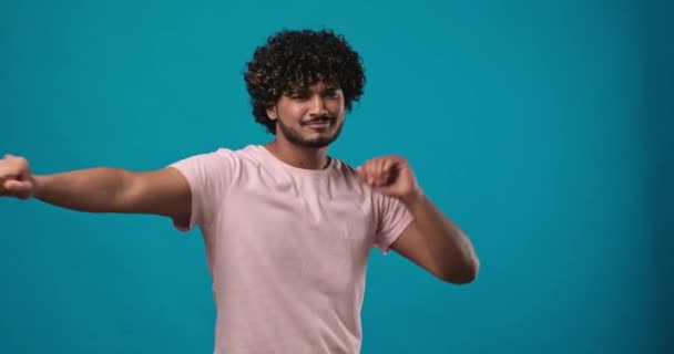Fiatal Indián Szakállas Fickó Göndör Hajjal Kék Stúdió Háttérben Táncoló — Stock videók