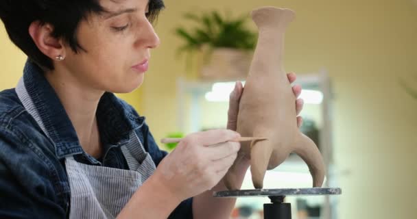 Femeie Sculptează Vază Din Lut Mâinile Aproape Studioul Artistic — Videoclip de stoc