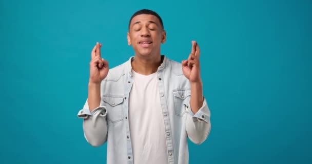 Красивый Молодой Африканский Американец Позирует Скрещенными Пальцами Надеясь Лучшую Удачу — стоковое видео