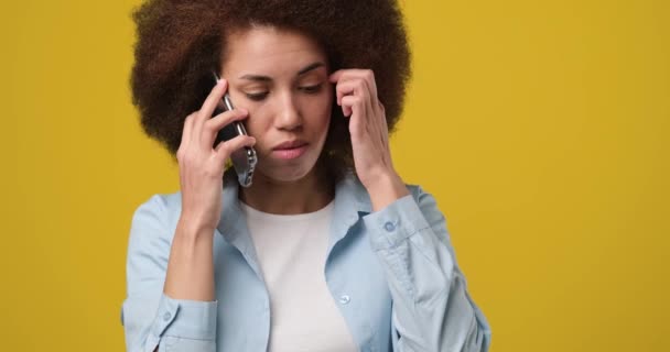 Jeune Belle Femme Afro Américaine Frustrée Grave Parlant Téléphone Répondant — Video
