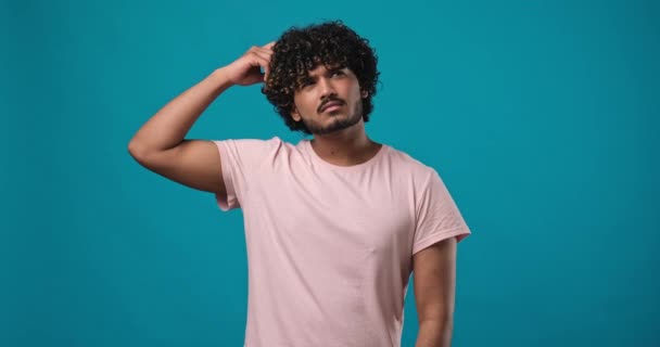 Düşünceli Genç Hintli Adam Kafasını Kaşıyıp Omuz Silkmeyi Düşünüyor Mavi — Stok video