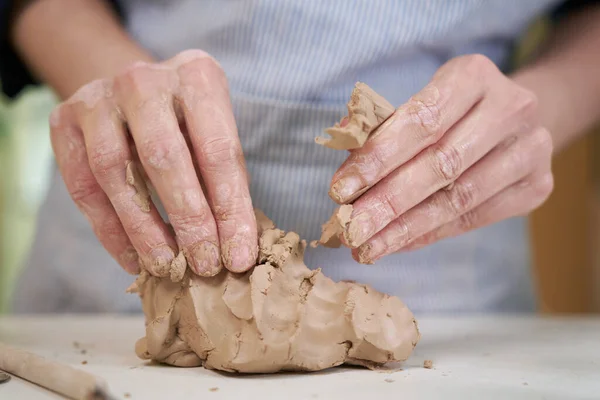 Zbliżenie Ręce Ceramiczne Artysty Klina Gliny Studio Sztuki — Zdjęcie stockowe