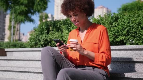 Fiatal Afro Amerikai Göndör Haj Gazdaság Smartphone Csésze Kávé — Stock videók