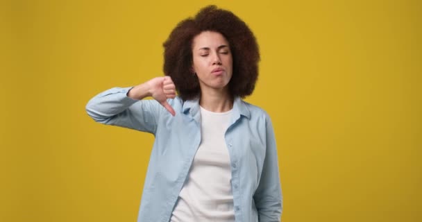 Üzgün Afro Amerikalı Kadın Işaret Dilini Reddediyor Hoşnutsuzluğunu Memnuniyetsizliğini Tatminsizliğini — Stok video