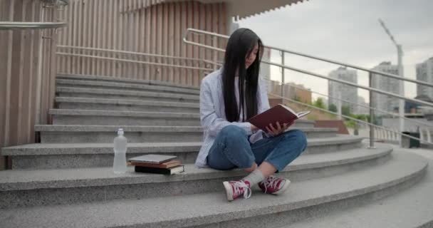 Educação Conceito Universitário Faculdade Jovem Senhora Leitura Notebook Enquanto Sentado — Vídeo de Stock
