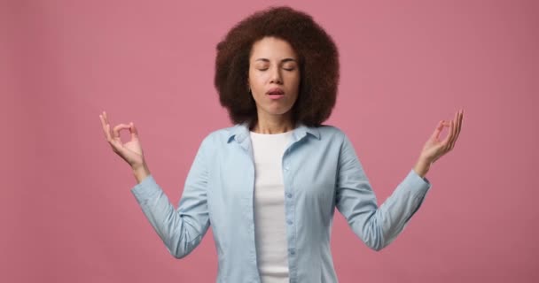 Mladá Africká Americká Žena Dýchání Relaxace Jóga Cvičení Izolované Růžovém — Stock video