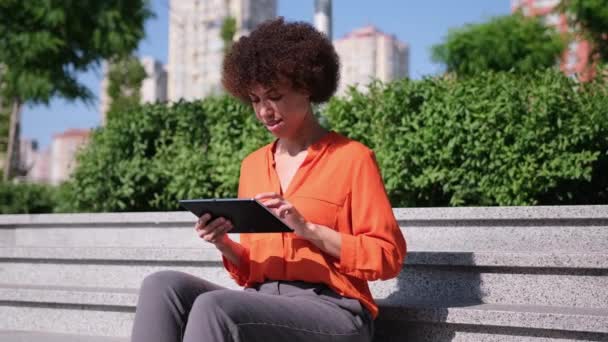 Ευτυχισμένη Νεαρή Αφρο Αμερικανίδα Γυναίκα Που Χρησιμοποιεί Ψηφιακό Tablet Pad — Αρχείο Βίντεο