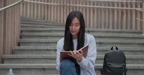 Εκπαίδευση Πανεπιστημιακό Κολέγιο Έννοια Νεαρή Κοπέλα Κρατώντας Σημειώσεις Στο Σημειωματάριο — Αρχείο Βίντεο