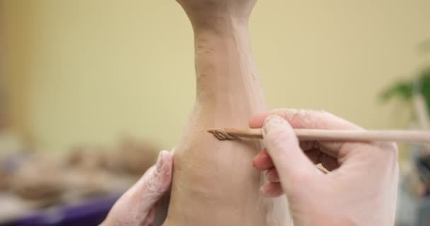 女雕刻家手工用粘土雕刻花瓶 在艺术工作室里特写 — 图库视频影像