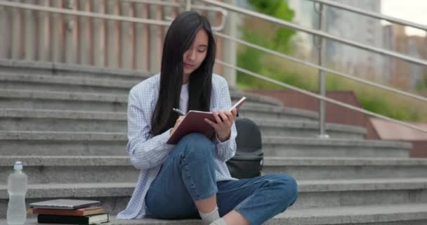 Освіта Університетському Коледжі Концепція Молода Леді Робить Нотатки Блокноті Сидячи — стокове відео