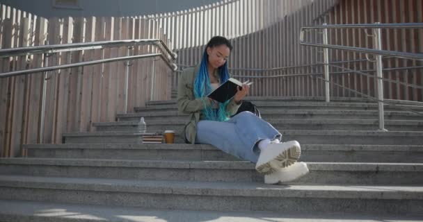 Educação Conceito Universitário Faculdade Jovem Senhora Leitura Notebook Enquanto Sentado — Vídeo de Stock
