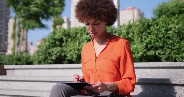 Jovem Mulher Afro Americana Feliz Usando Tablet Digital Sufring Internet — Vídeo de Stock
