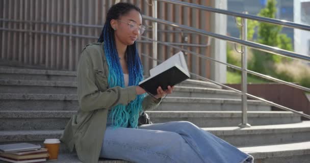 Освіта Університетському Коледжі Концепція Молода Леді Читає Блокнот Сидячи Відкритому — стокове відео