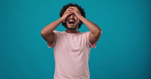 Frustrado Jovem Indiano Levantando Mãos Encolhendo Ombros Com Uma Expressão — Vídeo de Stock