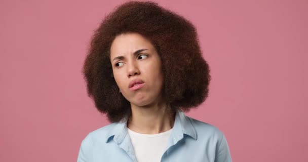 動揺疲れ 退屈アフリカ系アメリカ人の女性が退屈 失望し 悪いニュースピンクのスタジオの背景に孤立感 Dci 二重スローモーション — ストック動画