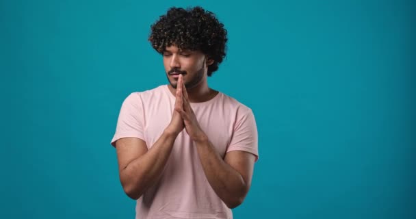 Hombre Indio Sonriente Positivo Que Usa Una Camiseta Rosa Frotándose — Vídeos de Stock
