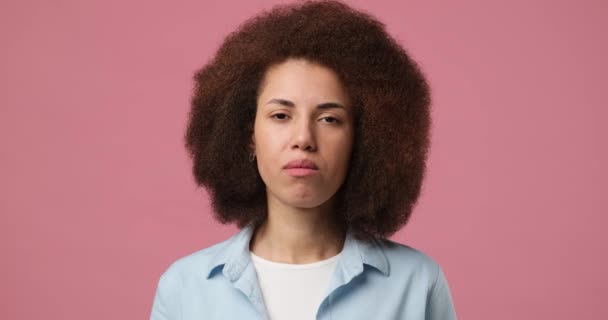Sérieux Jeune Femme Américaine Arican Avec Les Cheveux Bouclés Regardant — Video