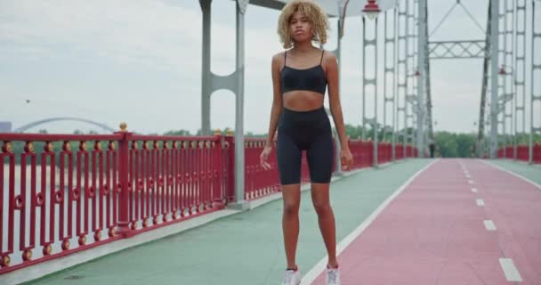 Fit Jonge Afro Amerikaanse Vrouw Opwarmen Stretching Voor Joggen Brug — Stockvideo