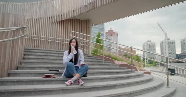 Jong Aziatisch Vrouw Student Drinken Water Terwijl Zitten Buiten Stappen — Stockvideo