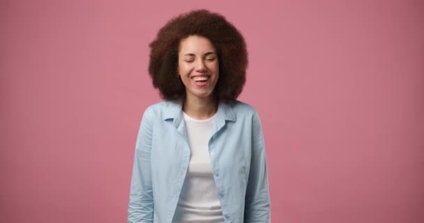 Sonriendo Atractiva Mujer Afroamericana Pie Sobre Fondo Estudio Rosa Dci — Vídeos de Stock