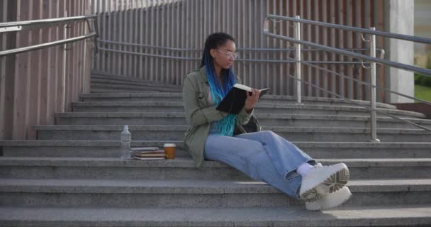 Oktatás Egyetemi Főiskolai Koncepció Fiatal Hölgy Olvasás Notebook Miközben Szabadban — Stock videók