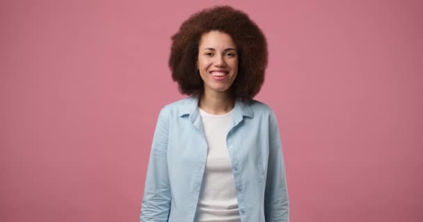 Smiling Attractive African American Woman Gesture Finger Standing Pink Studio — Stock Video